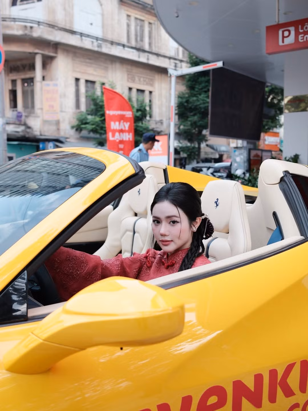 Khi ngồi sau vô-lăng hay tựa mình bên thành xe, Ý Nhi vẫn toát lên vẻ cuốn hút riêng, vừa dịu dàng, vừa hiện đại. Sự tương phản giữa áo dài truyền thống và siêu xe thể thao càng khiến bộ ảnh trở nên bắt mắt, nhận về nhiều lời khen từ cộng đồng mạng.