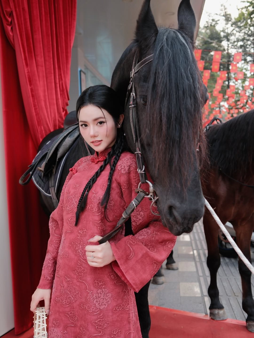 View - Hot girl TikTok Bò Chảnh diện áo dài đỏ nổi bật bên siêu xe | Báo Tri thức và Cuộc sống - TIN TỨC PHỔ BIẾN KIẾN THỨC 24H