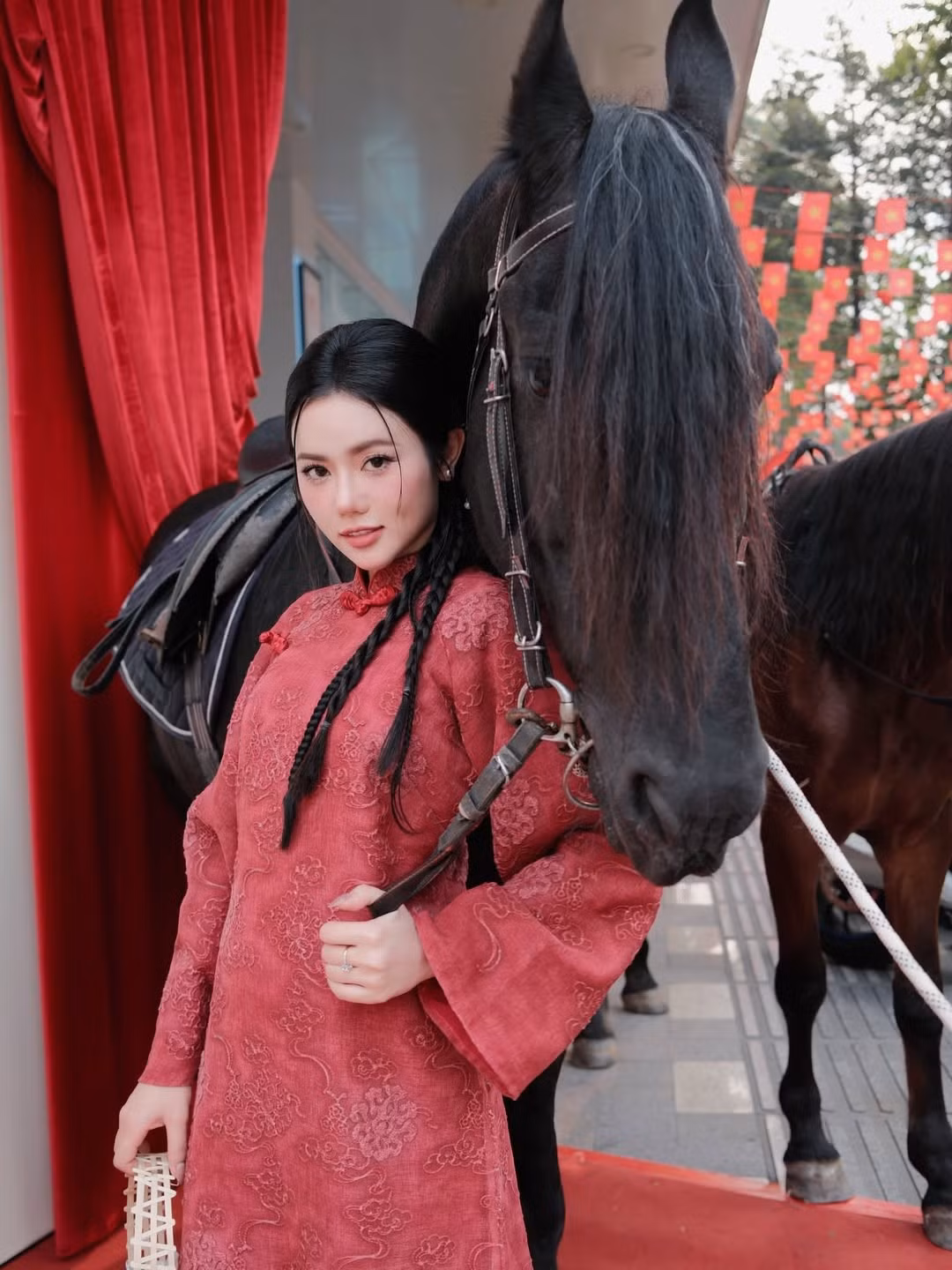 Bò Chảnh là TikToker sở hữu lượng lớn người theo dõi, đồng thời hoạt động với vai trò người mẫu tự do và doanh nhân trẻ.