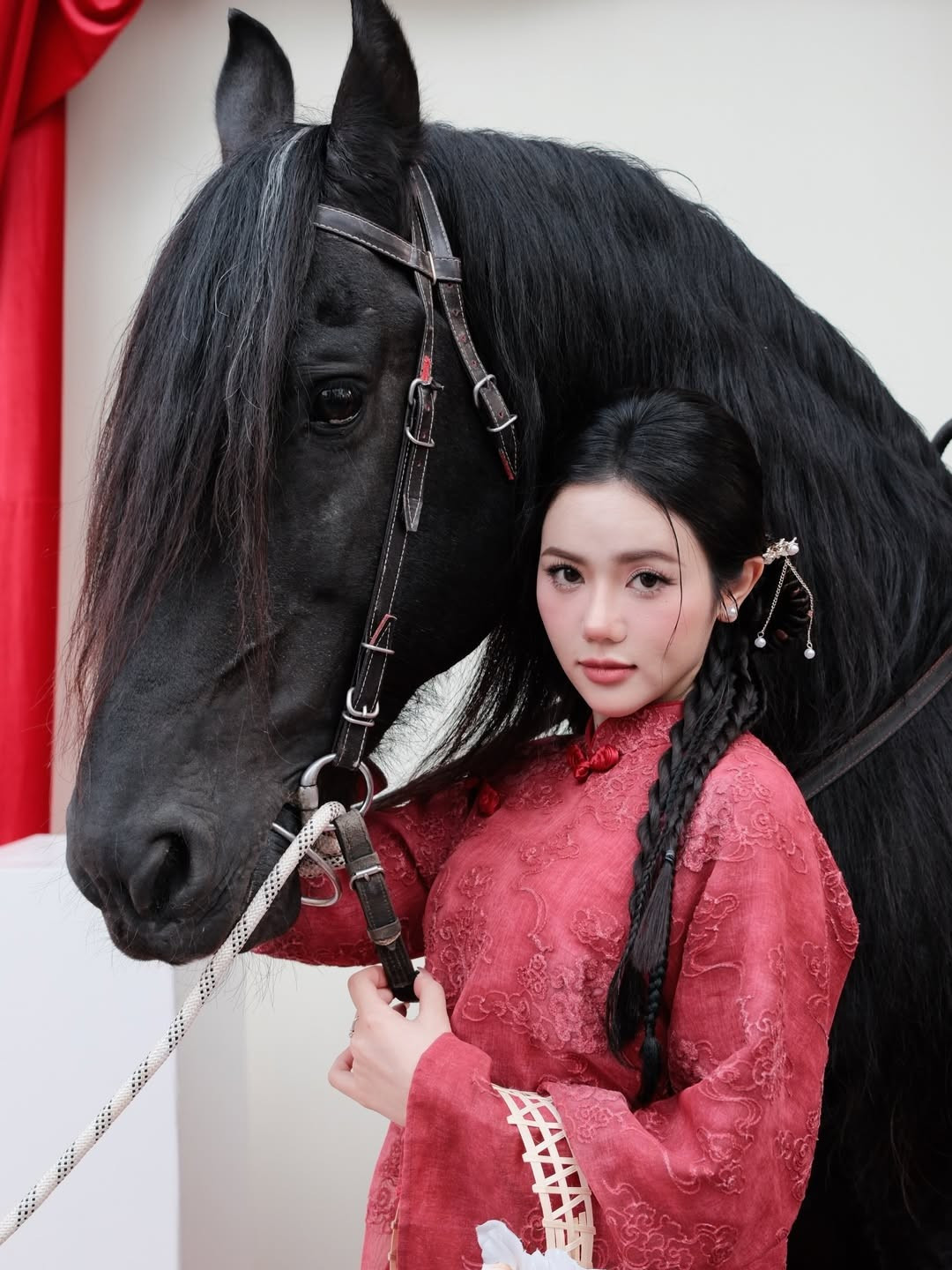 View - Hot girl TikTok Bò Chảnh diện áo dài đỏ nổi bật bên siêu xe | Báo Tri thức và Cuộc sống - TIN TỨC PHỔ BIẾN KIẾN THỨC 24H