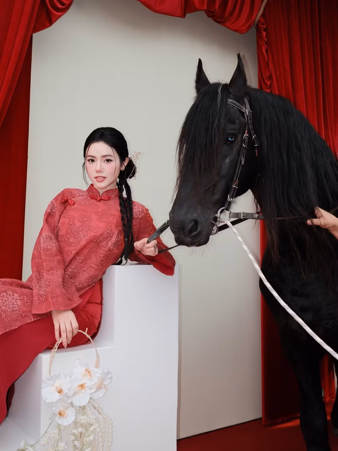 Bò Chảnh hiện là người sáng lập EMB Academy và chủ sở hữu Venusya Center, cho thấy sự nhạy bén trong kinh doanh từ khi còn rất trẻ.