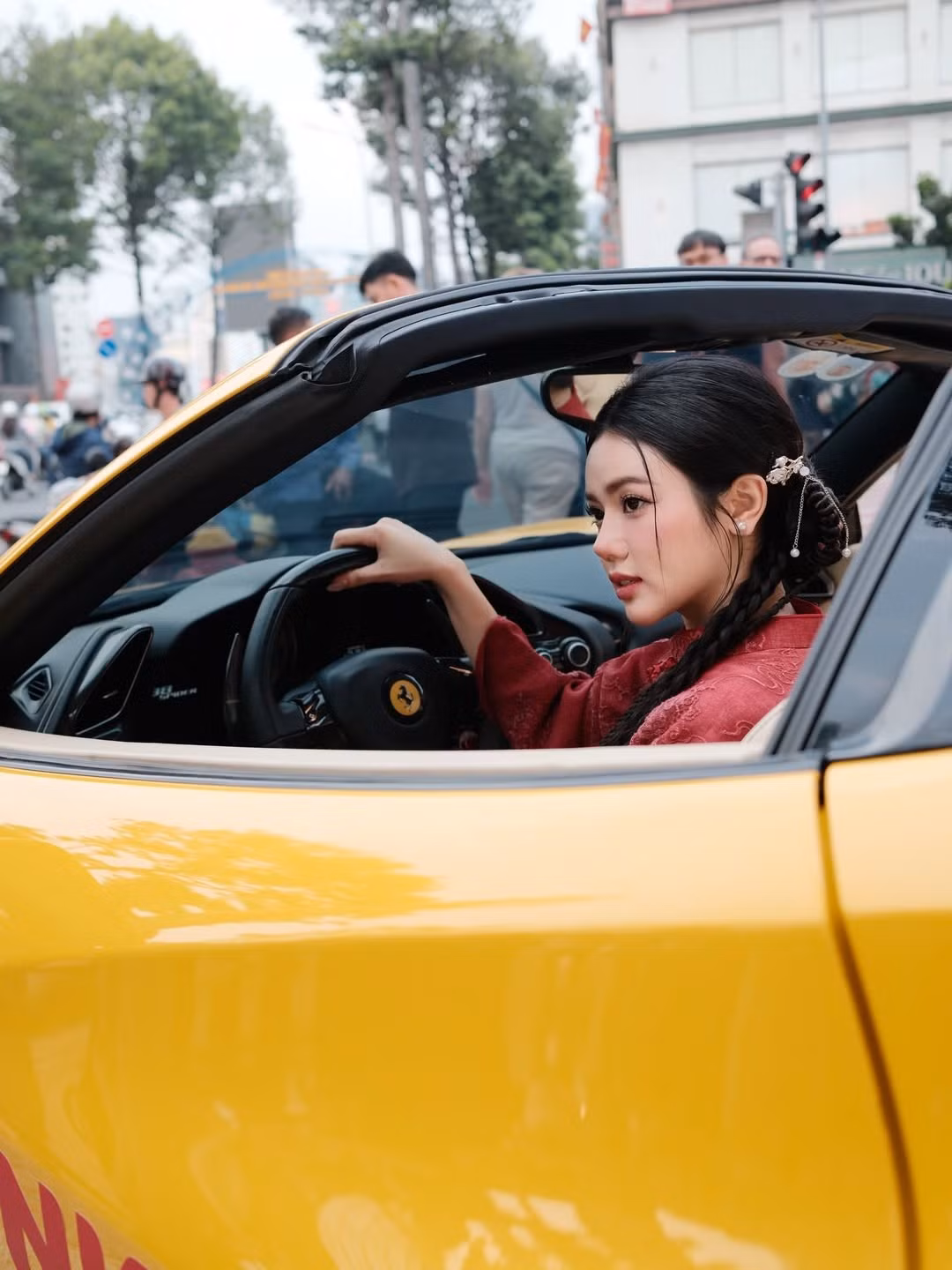 Gam màu đỏ rực rỡ không chỉ gợi không khí lễ Tết mà còn làm nổi bật làn da trắng hồng cùng thần thái tự tin của người đẹp sinh năm 1998.