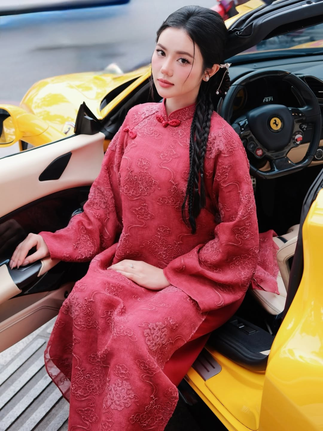 View - Hot girl TikTok Bò Chảnh diện áo dài đỏ nổi bật bên siêu xe | Báo Tri thức và Cuộc sống - TIN TỨC PHỔ BIẾN KIẾN THỨC 24H