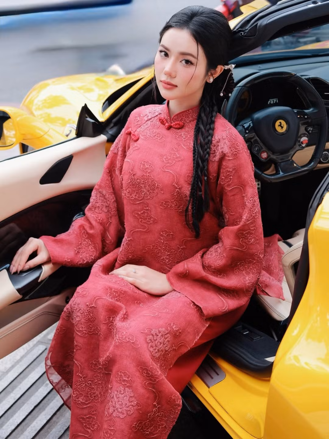 Gương mặt của hot girl TikTok gây ấn tượng với đường nét hài hòa, đôi mắt to tròn, sống mũi cao cùng lớp trang điểm trong trẻo nhưng sắc sảo.