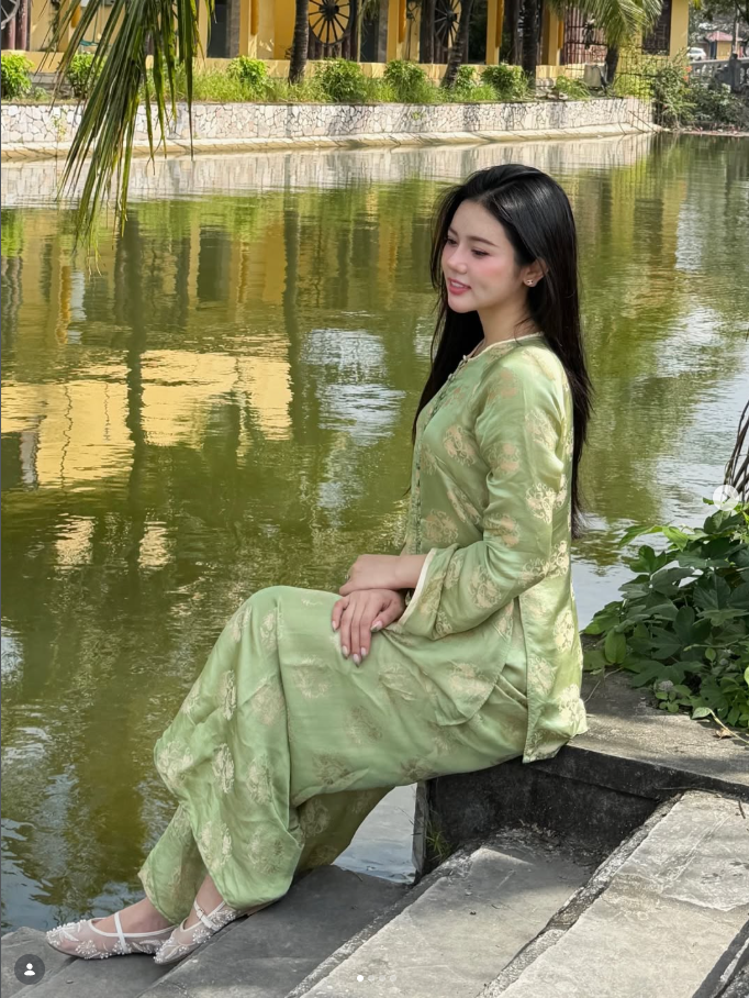 Trong lĩnh vực sắc đẹp, Bò Chảnh từng gây bất ngờ khi giành danh hiệu Á hậu Biển Việt Nam 2024, đánh dấu bước tiến mới trong hành trình xây dựng hình ảnh cá nhân. Trên mạng xã hội, cô thường xuyên chia sẻ cuộc sống thường ngày với đồ hiệu, những chuyến du lịch hạng sang và phong thái tự tin, độc lập, trở thành hình mẫu mà nhiều bạn trẻ theo dõi.