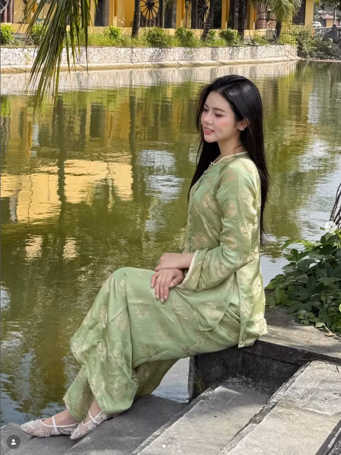 Trong lĩnh vực sắc đẹp, Bò Chảnh từng gây bất ngờ khi giành danh hiệu Á hậu Biển Việt Nam 2024, đánh dấu bước tiến mới trong hành trình xây dựng hình ảnh cá nhân. Trên mạng xã hội, cô thường xuyên chia sẻ cuộc sống thường ngày với đồ hiệu, những chuyến du lịch hạng sang và phong thái tự tin, độc lập, trở thành hình mẫu mà nhiều bạn trẻ theo dõi.