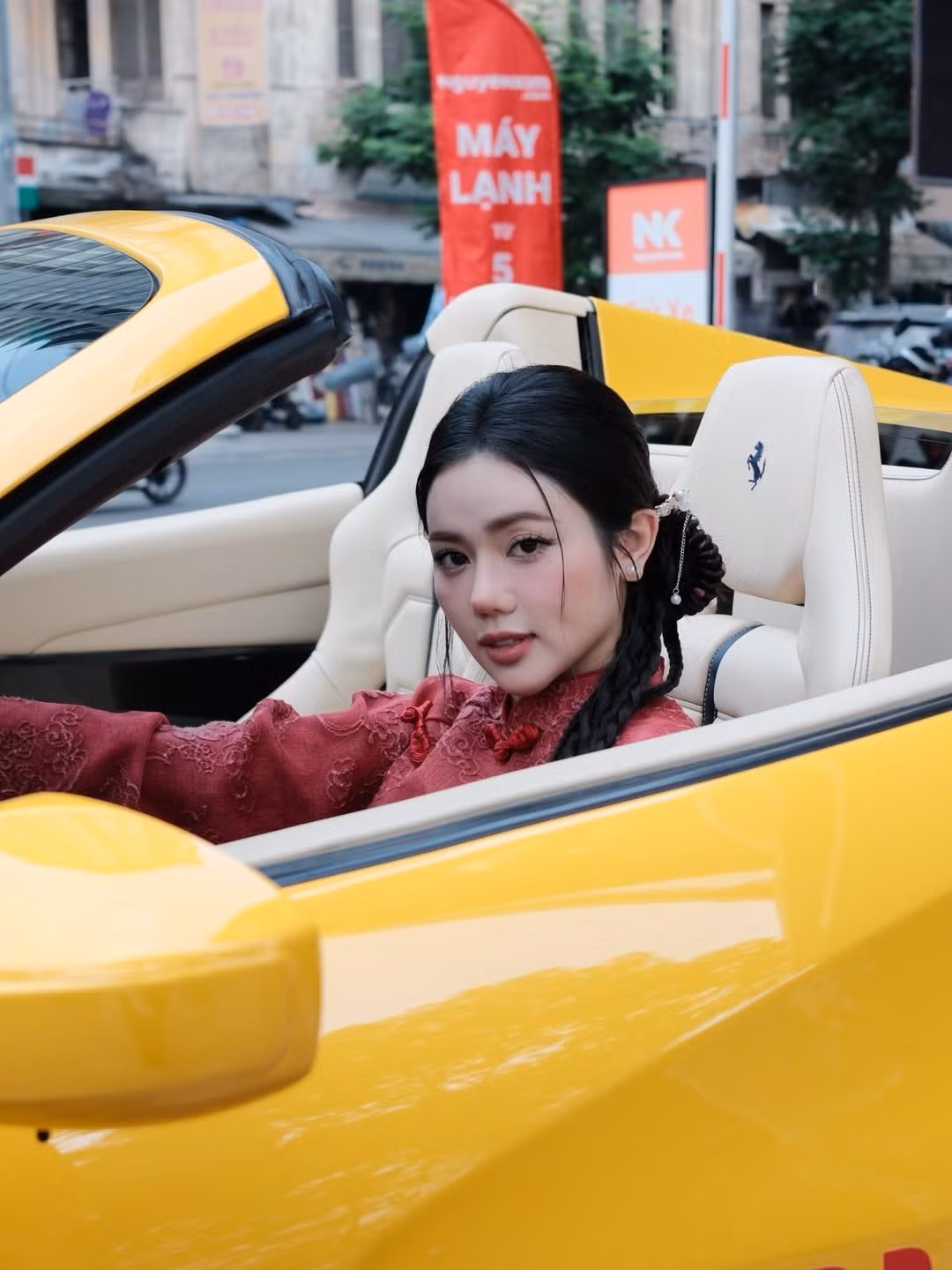 Kiểu tóc được vấn gọn phía sau, kết hợp bím dài buông nhẹ, cài trâm tinh xảo giúp tổng thể tạo hình thêm phần cổ điển, duyên dáng.