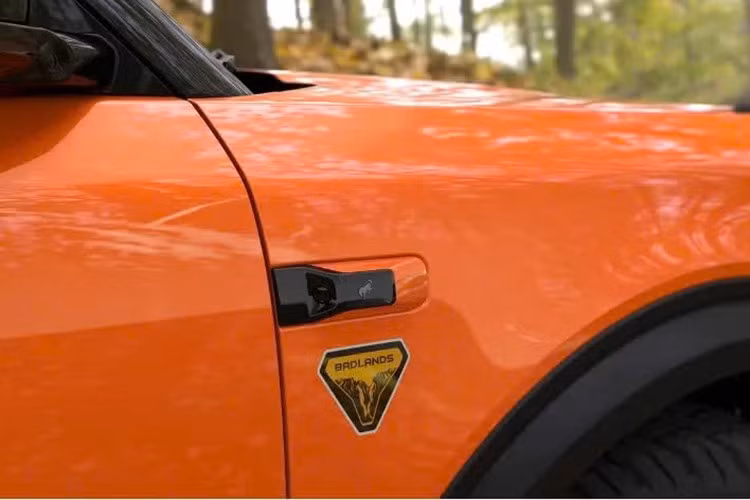 Về thiết kế, Bronco New Energy chịu ảnh hưởng rõ nét từ Bronco Sport – mẫu xe đã có mặt tại Trung Quốc. Tay nắm cửa phẳng và kiểu dáng tổng thể có thể khiến nhiều người lầm tưởng đây là bản nâng cấp giữa vòng đời. Tuy nhiên, số đo cho thấy đây là một chiếc xe hoàn toàn khác biệt.