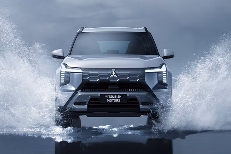 Dù chưa công bố chính thức thời điểm ra mắt tại Việt Nam, nhưng theo thông tin từ Mitsubishi, mẫu xe này sẽ sớm được giới thiệu tại thị trường trong nước. Xe có giá dự kiến dưới 800 triệu đồng và hiện đã có một số đại lý nhận đặt cọc mẫu xe này.