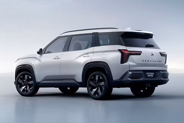 Destinator là phiên bản thương mại của mẫu concept DST từng được Mitsubishi trưng bày tại Việt Nam hồi tháng 6/2025 vừa qua. Xe sở hữu thiết kế hiện đại, mạnh mẽ với ngôn ngữ Dynamic Shield đặc trưng.