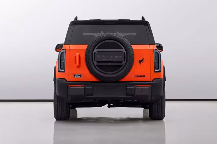 Chiều dài cơ sở lên tới 2.950 mm, tương đương với Bronco 4 cửa tại Mỹ và lớn hơn đáng kể so với 2.670 mm của Bronco Sport. Chiều dài tổng thể đạt mức 5.025 mm, dài hơn cả Bronco (4.810 mm) lẫn Bronco Sport (4.400 mm). Chiều rộng cũng được mở rộng đáng kể, vượt qua cả hai phiên bản Bronco Mỹ tiêu chuẩn (ngoại trừ bản Bronco Wildtrak mở rộng).