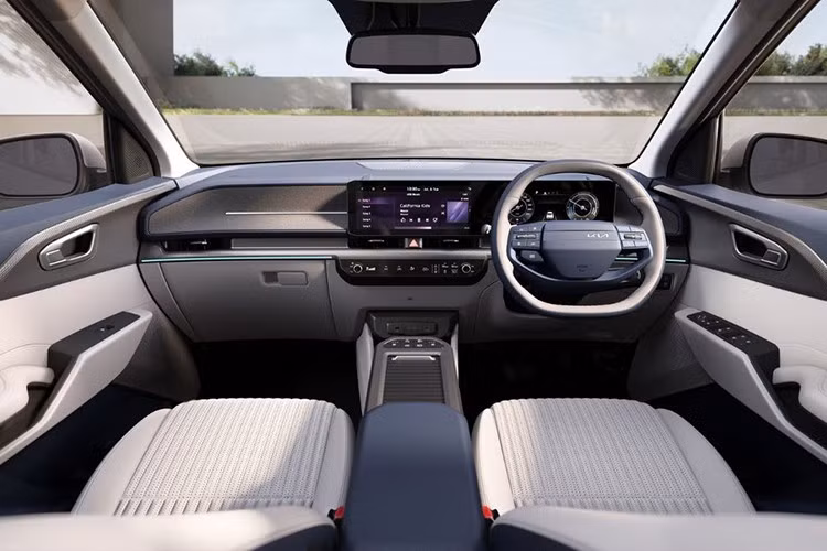 Không gian nội thất của xe được thiết kế theo phong cách hiện đại với hai màn hình kỹ thuật số có tổng kích thước 26,62 inch, bao gồm bảng đồng hồ sau vô-lăng và màn hình trung tâm giải trí.