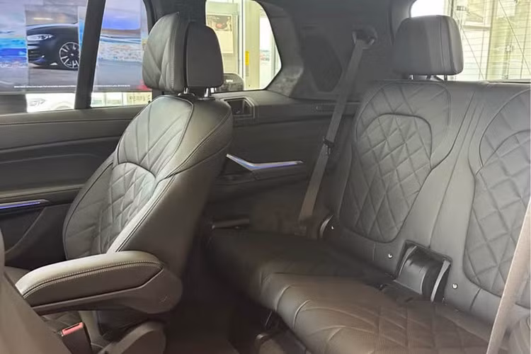 BMW X7 hiện có hai phiên bản tại Việt Nam: M Sport và Pure Excellence, khác biệt về phong cách thiết kế. Bản M Sport mang đậm chất thể thao với mâm 21 inch và cản trước hầm hố, trong khi bản Pure Excellence hướng đến sự sang trọng với mâm 22 inch nhiều nan và các chi tiết ngoại thất thanh lịch hơn.