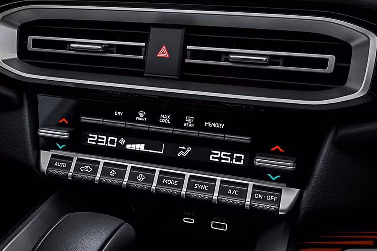 Mẫu xe SUV Mitsubishi Destinator hoàn toàn mới sở hữu không gian nội thất rộng rãi, thoải mái với hàng loạt trang bị tiện nghi đáng chú ý, như cửa sổ trời toàn cảnh Panoramic chỉnh điện,...