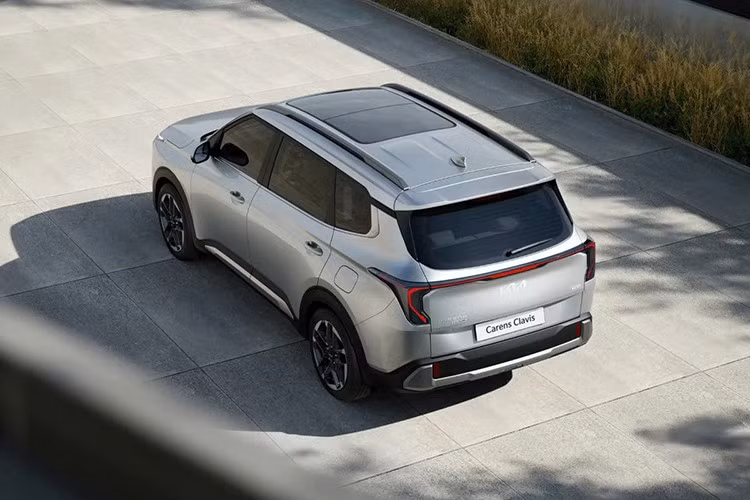 Carens Clavis EV sẽ được lắp ráp trực tiếp tại Ấn Độ, nhiều khả năng dùng chung dây chuyền với mẫu Carens dùng động cơ xăng hiện nay – mẫu xe đang có mặt tại một số thị trường như Việt Nam và Bangladesh. Đây là bước đi chiến lược của Kia trong hành trình mở rộng danh mục xe điện, hướng đến nhóm khách hàng ở các thị trường mới nổi.
