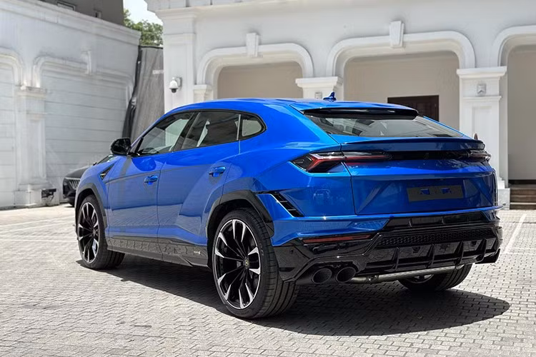 Ngoại thất chiếc xe Lamborghini Urus này có màu xanh và nội thất màu vàng, xe đi kèm bộ mâm 5 chấu đơn của bản tiêu chuẩn, và hiện đang được chào bán 14 tỷ đồng. Mức giá này có thể khiến không ít người phân vân vì trước đó, Lamborghini Urus chính hãng chỉ có giá từ 14,5 tỷ đồng.