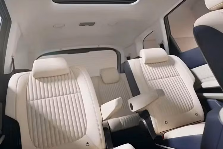 Về an toàn, mẫu MPV này đạt tiêu chuẩn hỗ trợ lái bán tự động cấp độ 2. Xe được trang bị gói công nghệ an toàn tiên tiến bao gồm kiểm soát hành trình thông minh có hỗ trợ dừng &amp; đi, cảnh báo điểm mù, giữ làn chủ động,...