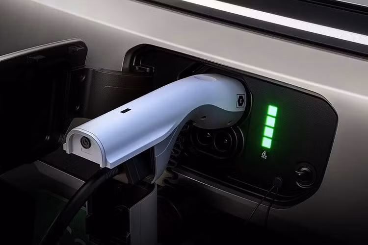 Đặc biệt, chế độ i-Pedal mang đến cảm giác lái một chân tiện lợi khi di chuyển trong đô thị. Xe còn tích hợp tính năng V2L (Vehicle-to-Load), giúp cung cấp điện cho các thiết bị bên ngoài – rất phù hợp với những người có lối sống di động.