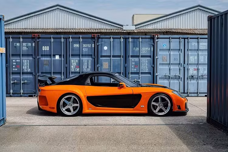 Được cho là 1 trong 2 chiếc xe duy nhất được sản xuất cho bộ phim, chiếc xe này chắc chắn là một trong những chiếc xe nổi tiếng nhất của loạt phim Fast and Furious ở phần 3 Tokyo Drift.