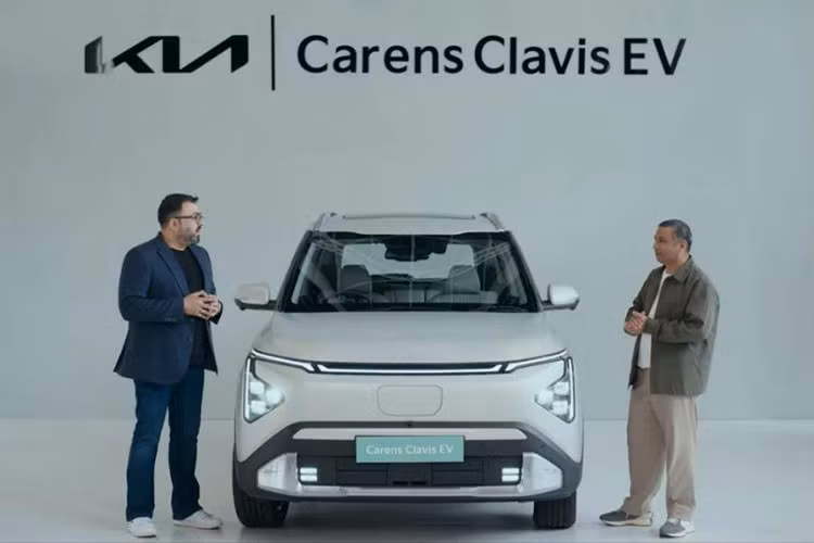 Tại Ấn Độ, Kia Carens Clavis EV có giá dao động từ 1,799 – 2,449 triệu Rupee (khoảng 548 - 747 triệu đồng). Xe đắt hơn đáng kể so với phiên bản máy xăng vốn có giá từ 1,15 - 2,15 triệu Rupee (tương đương 351 - 656 triệu đồng).