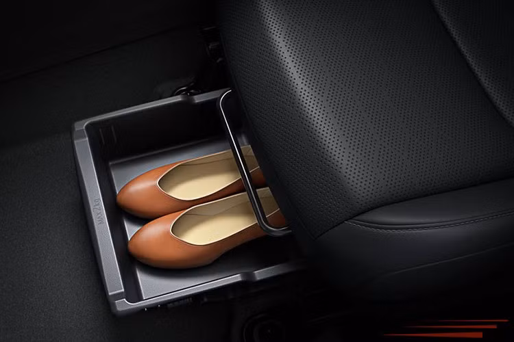 Dưới nắp capo, Mitsubishi Destinator được trang bị khối động cơ xăng 1.5L MIVEC Turbo, cho công suất 163 mã lực và mô-men xoắn cực đại 250 Nm, kết hợp hộp số CVT và hệ dẫn động cầu trước.