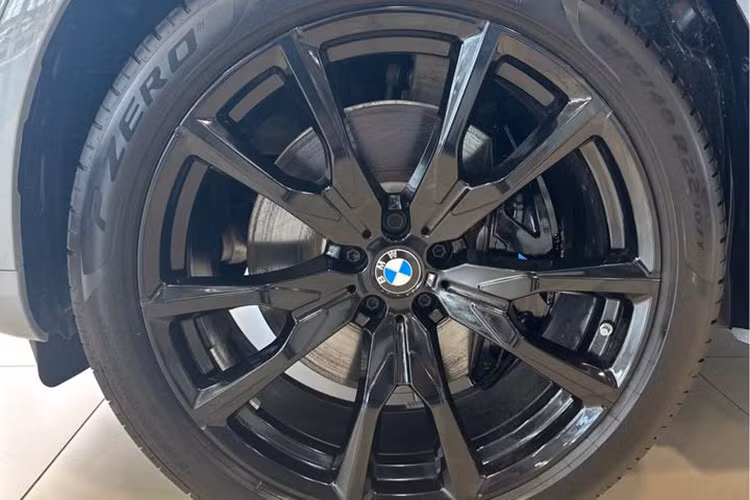 Trong khi đó, bản hiện hành tại Việt Nam mới chỉ có các công nghệ như cảnh báo điểm mù, cảnh báo chệch làn, hỗ trợ phanh khẩn cấp tự động và đèn chiếu xa tự động. Nếu đi theo hướng tương tự mẫu X3 thế hệ mới vừa ra mắt, X7 có thể sẽ có thêm ga tự động thích ứng và hỗ trợ giữ làn đường.