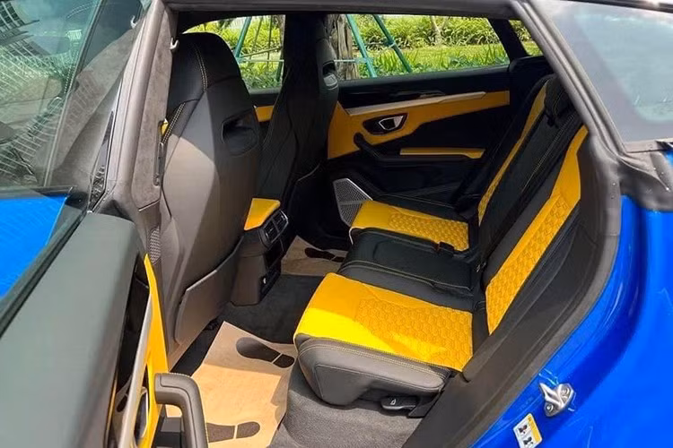 Động cơ kết hợp cùng hộp số tự động 8 cấp và hệ dẫn động 4 bánh giúp Lamborghini Urus có thể tăng tốc từ vị trí xuất phát lên 100 km/h trong 3,6 giây trước khi đạt vận tốc tối đa 305 km/h.