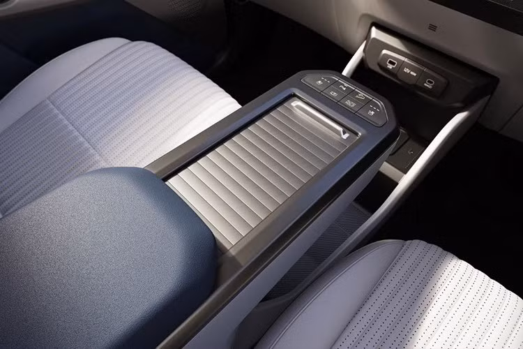 Danh sách tiện nghi cũng rất phong phú: chìa khóa kỹ thuật số Digital Key 2.0, hệ thống lọc không khí tích hợp chỉ số AQI, dàn âm thanh Bose 8 loa, cửa sổ trời toàn cảnh hai lớp, đèn nội thất đổi màu 64 sắc, ghế lái chỉnh điện, ghế trước thông gió và hàng ghế thứ hai có thể linh hoạt tùy chỉnh.