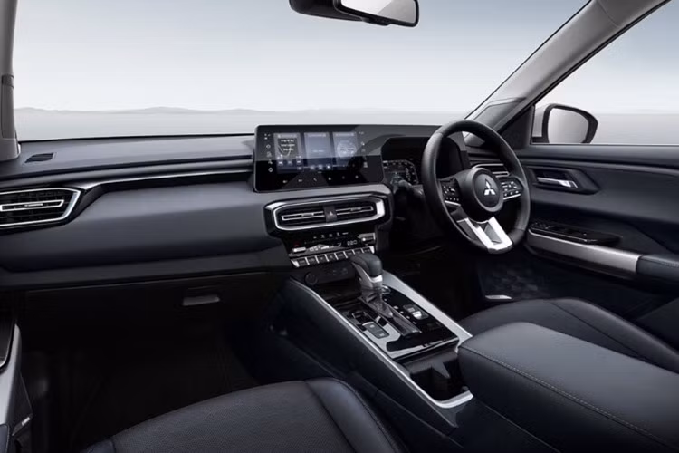 Khoảng sáng gầm lên tới 214 mm kết hợp cùng mâm xe hợp kim 18 inch giúp Destinator có khả năng thích ứng linh hoạt với nhiều loại địa hình, đặc biệt là trong điều kiện ngập nước hay mặt đường xấu tại đô thị Đông Nam Á.