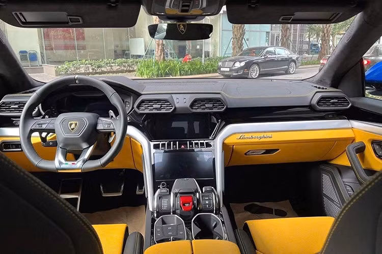 Hiện tại chiếc siêu SUV Lamborghini Urus này đã chạy được hơn 9.000 km, trước đó cũng có 1 xe Lamborghini Urus được chào bán trên 14 tỷ đồng và nhanh chóng có người mua.