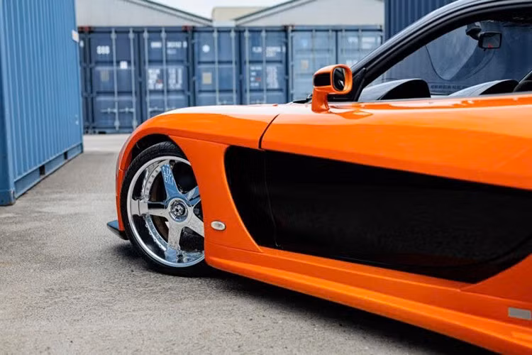 Bộ body kit "Fortune" trên xe thay thế toàn bộ các tấm ốp RX-7 nguyên bản, ngoại trừ mui xe và cửa hậu. Không giống như nhiều chiếc xe trong phim chỉ là một bản sao.