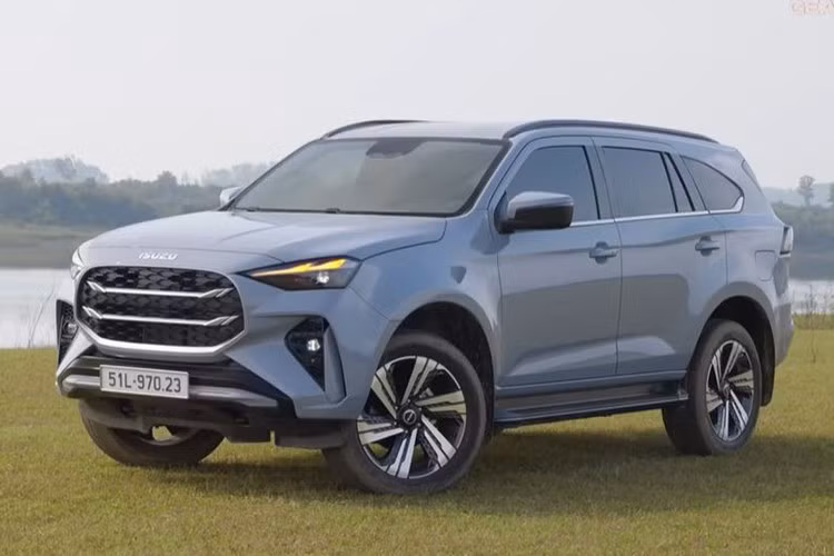 Không chỉ có Hyundai SantaFe giảm doanh số, Isuzu mu-X cũng lao dốc do phiên bản mới ra mắt nhưng chưa sẵn xe phân phối. Khách hàng phải đợi đến tháng 7 mới thấy xe nhập về đại lý. Lượng xe Isuzu mu-X bán ra trong tháng 6 chủ yếu là xe đời cũ, xả kho từ đại lý.