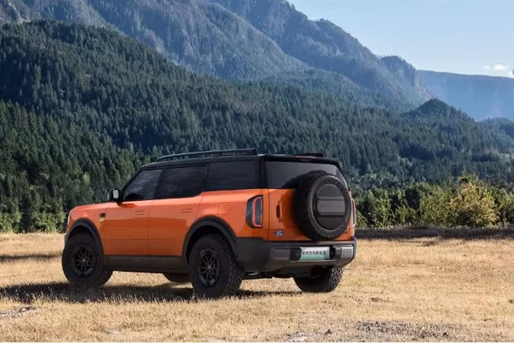 Cụ thể, bản chạy điện hoàn toàn có công suất 271 mã lực, trong khi bản range-extender dùng động cơ 1.5L kết hợp mô-tơ điện cho tổng công suất 241 mã lực. Cả hai phiên bản đều sử dụng hệ dẫn động cầu trước – điều khác biệt lớn so với Bronco tại Mỹ vốn luôn có hệ dẫn động 4 bánh.