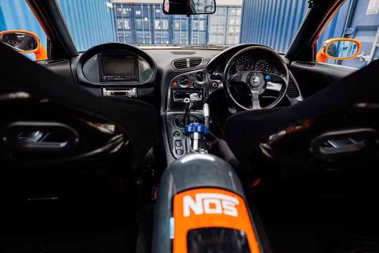 Hơn nữa, các chuyên gia độ xe tại RE-Amemiya đã đại tu nó trước khi bán. Theo danh sách đấu giá, chiếc xe có công suất khoảng 280 mã lực, nhưng nó chỉ nặng 1.050 kg.