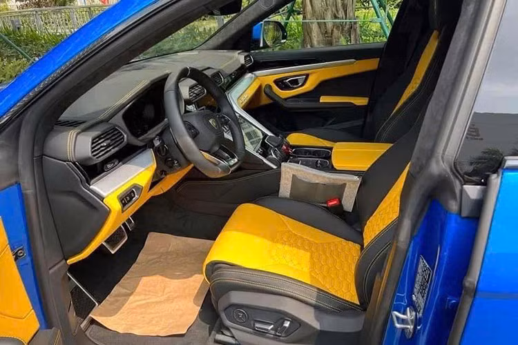Siêu SUV Lamborghini Urus từng được mệnh danh là chiếc SUV nhanh nhất thế giới, xe này được trang bị động cơ xăng V8, tăng áp kép, dung tích 4.0 lít, sản sinh công suất tối đa 650 mã lực và mô-men xoắn cực đại 850 Nm.