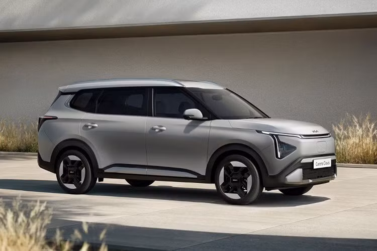 Xe sử dụng hai cấu hình động cơ điện tương ứng với từng gói pin. Phiên bản dùng pin nhỏ có công suất 99 kW (133 mã lực), mô-men xoắn 225 Nm. Trong khi đó, bản dùng pin lớn mạnh hơn với công suất 126 kW (169 mã lực) và mô-men xoắn 255 Nm.