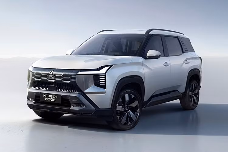 Mẫu SUV 7 chỗ này có kích thước tổng thể dài x rộng x cao lần lượt là 4.680 x 1.840 x 1.780 mm, trục cơ sở đạt 2.815 mm. Kích thước này lớn hơn đáng kể so với Xforce và chỉ kém đôi chút so với Pajero Sport.