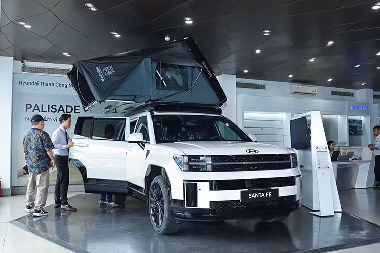 Ngược lại, doanh số Hyundai SantaFe lại giảm mạnh, từ 218 xe đạt được trong tháng 5 giảm còn 145 xe trong tháng 6 (tương đương mức giảm 33.5%). Đây là một kết quả gây bất ngờ bởi thời gian gần đây, đại lý tích cực giảm giá sâu cho Hyundai SantaFe, mức giảm hấp dẫn lên tới 200 triệu đồng cho xe có VIN 2024.