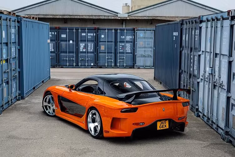 Nếu chừng đó vẫn chưa đủ, xe vẫn còn hệ thống NOS nguyên bản bên trong cabin, chỉ chờ chủ nhân mới lắp đặt lại. Cabin được trang bị đầy đủ ghế ngồi VeilSide, sợi carbon, nhôm và viền mạ crôm.