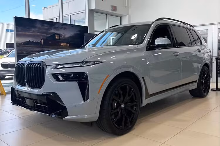 Một nhân viên tư vấn tại đại lý khu vực phía Nam tiết lộ, BMW X7 2025 phiên bản nâng cấp có khả năng ra mắt thị trường Việt Nam vào khoảng tháng 10 tới. Tuy nhiên, hiện tại nhà phân phối chính thức vẫn chưa xác nhận thông tin này.