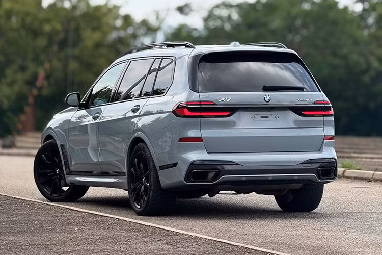 Cả hai phiên bản của BMW X7 2025 đều sử dụng động cơ I6 3.0L tích hợp hệ thống mild-hybrid, cho công suất 381 mã lực và mô-men xoắn cực đại 540 Nm. Xe đi kèm hộp số tự động 8 cấp và hệ dẫn động 4 bánh xDrive.