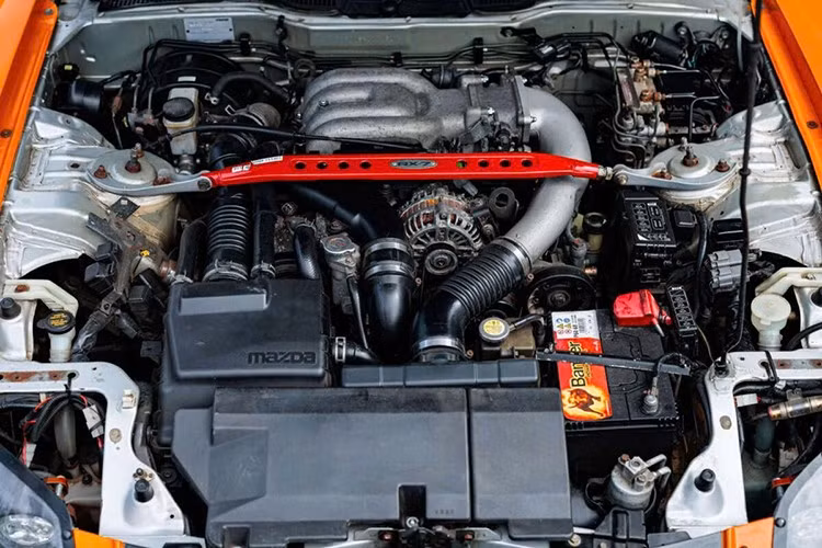 Động cơ không phải là bộ phận duy nhất được đại tu gần đây. Trước phiên đấu giá, chiếc xe đã được thay bộ ly hợp, phanh, lò xo trụ mới và hệ thống xả Blitz Nur-Spec.