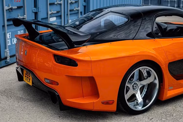 Cụ thể, đây là một chiếc Mazda RX-7 thực thụ từ kiểu dáng, khung gầm cho đến động cơ. Thực tế, nó vẫn tận dụng động cơ tăng áp rotor kép.