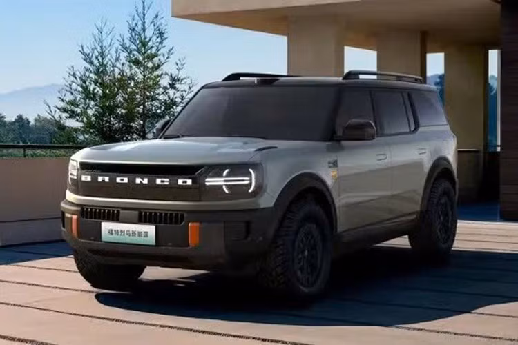 Mức giá xe Ford Bronco New Energy 2026 dự kiến dao động từ 300.000–400.000 Nhân dân tệ (tương đương khoảng 1,7–2,3 tỷ đồng), gần bằng mức giá của Bronco bản thường hơn là bản Sport cỡ nhỏ.