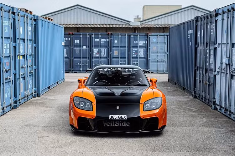 Đáng chú ý, đây không phải là một chiếc xe hoàn hảo như ảnh chụp cận cảnh, nên có một chút hao mòn cả bên trong lẫn bên ngoài. Một số gioăng chống thời tiết trông có vẻ cũ, một số tấm ốp có khuyết điểm, và xe đã nằm im một thời gian.