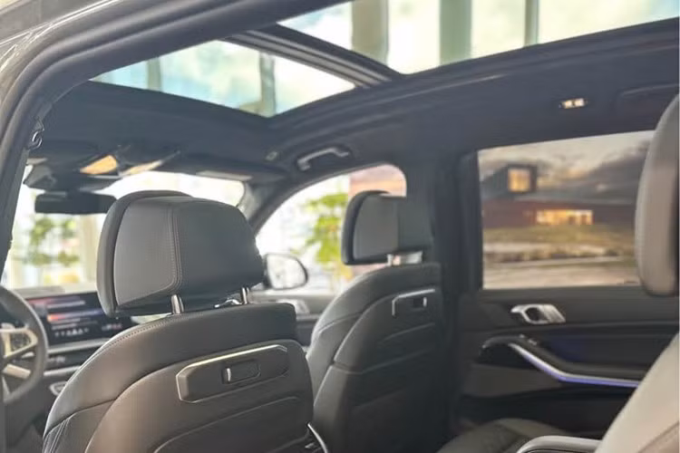 Nguồn tin cho biết các xe X7 hiện tại đều thuộc năm sản xuất 2023 và chỉ còn số lượng giới hạn. Việc giảm giá sâu được xem là động thái "xả hàng" để chuẩn bị đón bản nâng cấp trong thời gian tới.