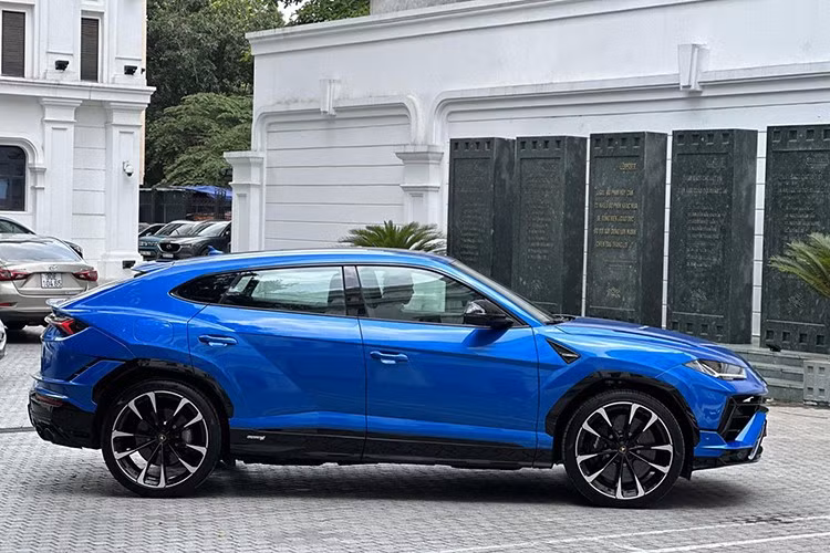 Với gần 30 xe xuất hiện tại Việt Nam, nhiều hơn bất kỳ chiếc xe Lamborghini đang có mặt tại dải đất hình chữ S này, đủ để thấy sức hút của xe Lamborghini Urus lớn đến chừng nào. Nếu như cần 1 chiếc xe siêu SUV Lamborghini Urus để trải nghiệm thì xe đã qua sử dụng là lựa chọn đáng cân nhắc..