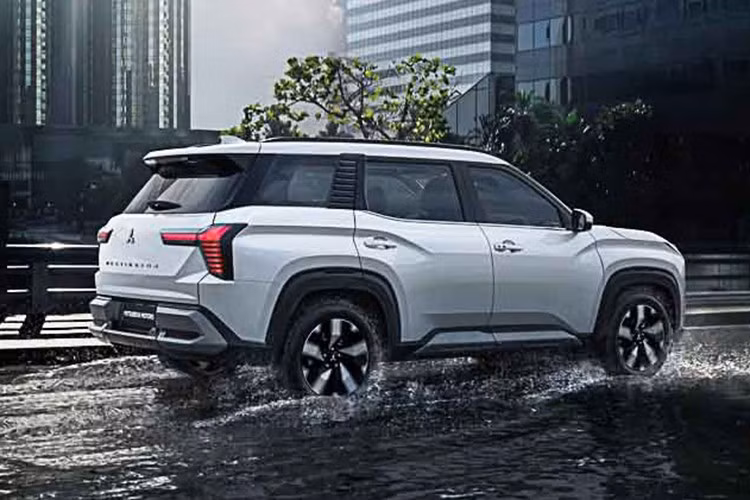 Với nền tảng thiết kế và công nghệ phát triển riêng cho khu vực ASEAN, Mitsubishi Destinator được kỳ vọng sẽ là nhân tố mới cạnh tranh trong phân khúc SUV 7 chỗ cỡ trung tại Việt Nam, nơi đang có sự góp mặt của các đối thủ như Toyota Fortuner, Hyundai Santa Fe, Kia Sorento hay Isuzu mu-X.