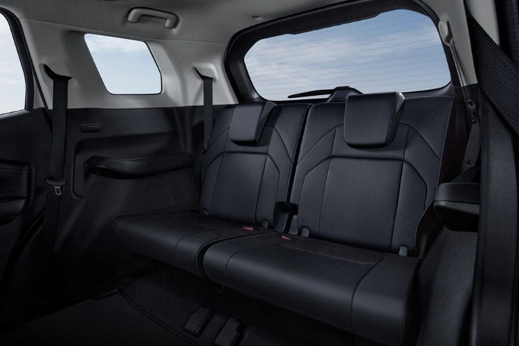 Mẫu SUV 7 chỗ mới này còn có hệ thống âm thanh cao cấp Yamaha Dynamic Sound, mang lại trải nghiệm âm thanh sống động và tinh chỉnh chuyên sâu, hứa hẹn đáp ứng tốt nhu cầu của người dùng trẻ hoặc gia đình yêu thích sự tiện nghi.