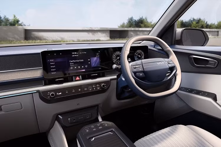 Ngoài ra, xe còn có phanh khẩn cấp tự động đa tình huống (bao gồm người đi bộ, xe đạp, phương tiện giao thông và ngã tư), cảnh báo mất tập trung và hỗ trợ tránh va chạm khi lùi. Tổng cộng có đến 18 tính năng an toàn tiêu chuẩn, trong đó nổi bật với 6 túi khí và khả năng cập nhật phần mềm từ xa (OTA).